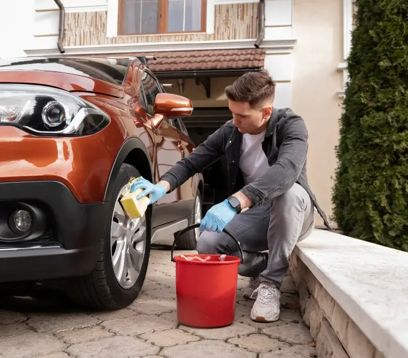 Lavage auto à domicile Sainte-Brigitte : professionnel intervenant sur un véhicule